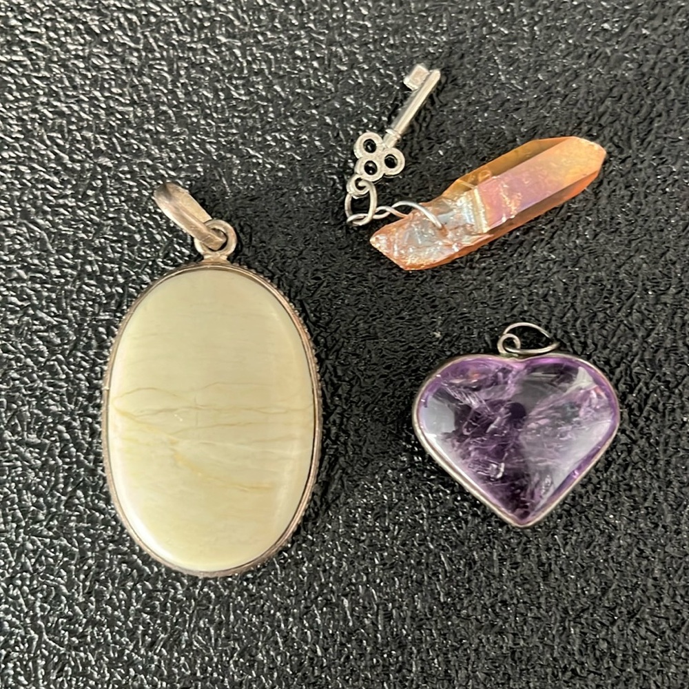 Beautiful stone pendant trio , one of a kind
White is set in 925 silver ❤️